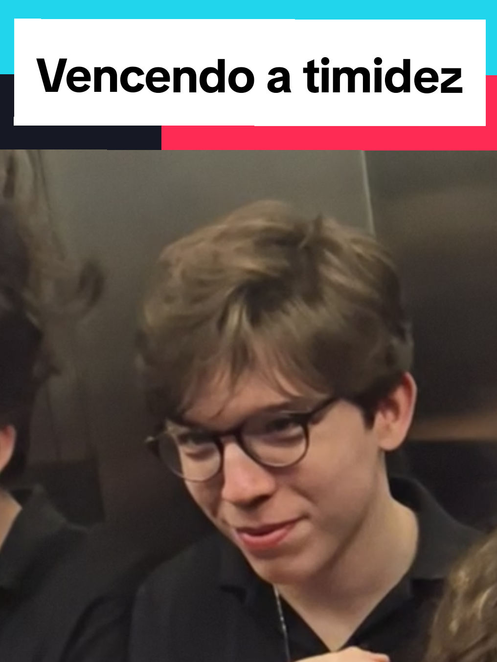 vencendo a timidez mais uma vez no elevador 🥹 . #timidez #comedia #humor #videosengracados 