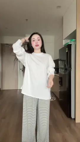 Áo có kèm khăn lun nha nhg tui mặc ở nhà nên không choàng khăn nèee