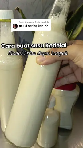 Membalas @fitria_cipluk94 di saring kk, cara membuat susu kedelai 1. 250gr Kacang jedelai direndem 6 jam 2. Rebus kedelai di air mendidih 3 menit. 3. Cuci kedelai sedikit di remes, agar kulit ari kedelai mengelupas.., kulit arinya di buang atomatis bakalan terpisah dari kedelai 4. Blender kedelai dengn air 1.3liter, mau lebih kentel kasihnya bisa kurang, sesuai selera. 5. Saring kedelai dengan kain tahu (saya beli online yg ukuran kecil harga 6ribu, enak di pake kuat, kalo gk ada bisa pakai yg lain. 6. Rebus air hasil perasan, aduk aduk sampai menddidih. 7. Angkat, dinginaakan, udah dingin tinggal kemas dalem botol beling masukin ke kulkas. 8. Selamat mencoba 😁 #carabikinsusukedelai #manfaatsusukedelai  #homemade 