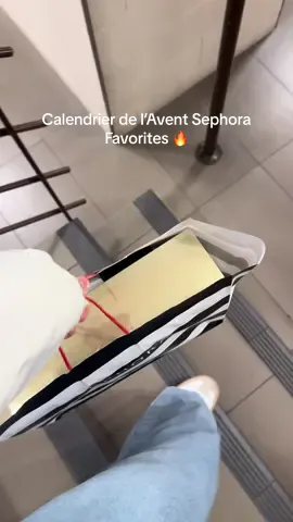 Les filles, je suis trop contente ! J’ai enfin mis la main sur le calendrier de l’Avent Sephora Favorites 🤩 #calendrierdelavent #sephora #pochongold #sephorafavorites #journeegoldsephora 