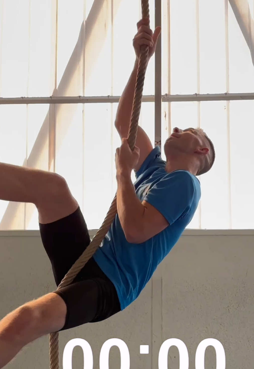 Tu penses monter en combien de temps ?  #gendarme #gendarmerie #militaire #corde #sport 