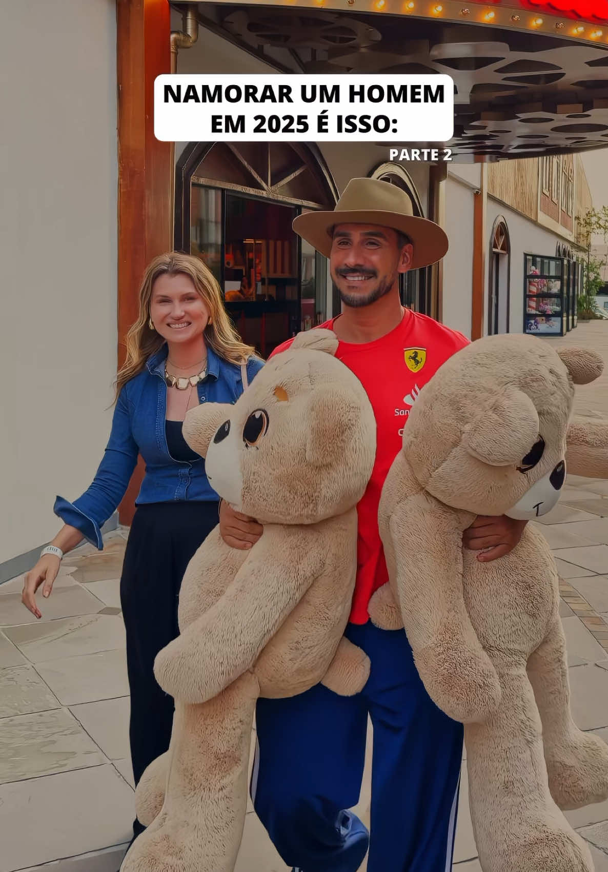 Você viveria uma história de amor em Gramado e Canela? Porque hoje em dia, namorar um homem é mais ou menos assim: ele sabe mais de skincare do que de chave de fenda, entende de sérum, mas não sabe entender sinal de trânsito,posta frase de coach no Instagram, mas não sabe abrir um vinho sem estragar a rolha... Mas que esse tipo de amor te encontre leve, engraçado, recíproco, sensível o bastante pra ser cuidado também. E se não encontrar, que ainda assim você viva o amor — do seu jeito, da sua forma, na sua verdade. Porque o amor não é sobre quem faz mais. É sobre quem fica, quem escolhe rir junto,quem transforma o comum em lembrança. ✨ E independente do tipo de amor que você vive, do tipo de companheiro que você tem ou de como a vida escolheu te mostrar esse sentimento… se tem um cenário ideal pra qualquer história de amor, esse cenário é Gramado e Canela. 💫 Onde qualquer um pode dirigir uma Ferrari nos @supercarros. 🍫 Onde o @chocolandhotelgramado te lembra que amor bom tem sabor e infância. 🍷 Onde a @jolimontvinicola prova que o tempo — quando bem vivido — só melhora. 🧸 Onde o @mundocriamigosgramado te convida a criar o amor que você quer receber. 🏰 Onde o @collinedefrance te faz viver um romance em Paris sem precisar de passaporte. 🌅 Onde o @laghettoresort mostra que o melhor café da manhã e conforto também são formas de cuidado. 🍽️ E onde o @dezoito35 serve mais que comida — serve história, presença e cultura. Foi uma viagem surreal. A forma como os gaúchos de Gramado e Canela acolhem a gente faz você se sentir em casa — mesmo longe dela. Em muitos momentos dava vontade de parar e ouvir baixinho no coração: “Querência amada dos parreirasis, da uva vem o vinho, do povo vem o carinho, bondade nunca é demais…” Obrigado, @viva.rs e @setur.rs e @turisturturismo por nos guiarem nessa experiência. Vocês não ofereceram um roteiro — ofereceram memória. 📍 Viva esse amor em Gramado. 📍 Viva esse amor em Canela.