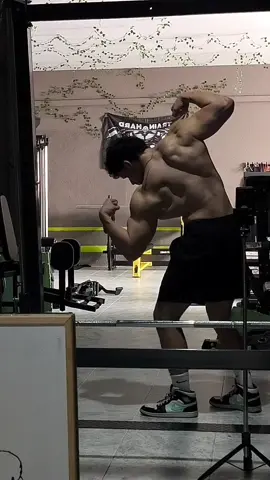 Un poco de mi progreso actual en volumen  #posing #volumenlimpio #gym #motivation #backday 