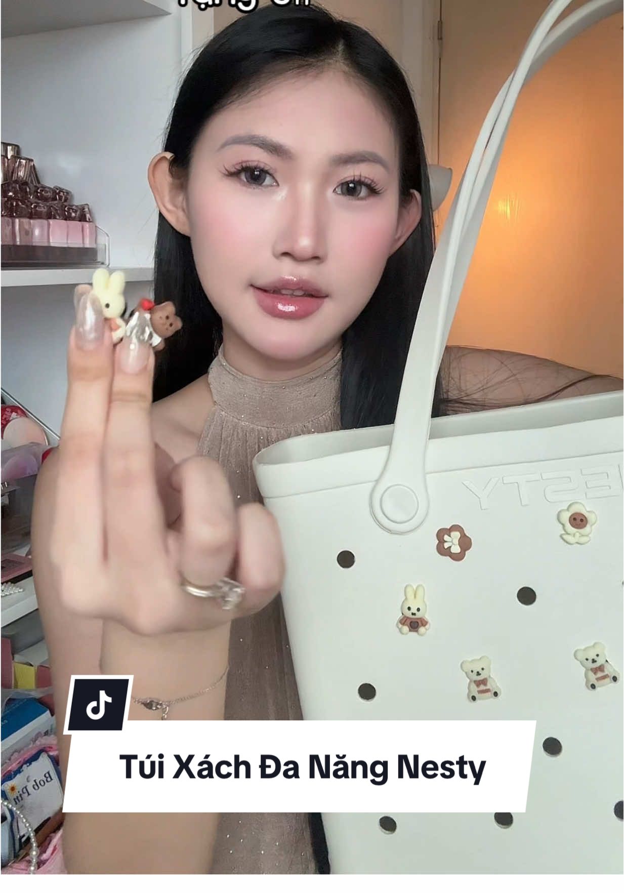 Mua chơi chơi mà ai dè em nó to đẹp cute quá trời, túi xách đa năng siêu bền siêu nhẹ dành cho những bà nào thích mang nhiều đồ hị hị Dạ hastag c ghi kiểu #nesty #nestychinhhang #backtoschool #tuixachdep 