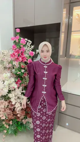 Inspirasi outfit kondangan rok songket #kurungmelayu #kurungcantik #bridesmaids #kondanganoutfit 