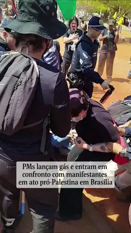 Policiais militares lançaram gás e entraram em confronto com manifestantes que realizaram um protesto pró-Palestina em frente ao prédio da Embaixada dos Estados Unidos, em Brasília, na manhã desta terça-feira (7). O dia marca os dois anos dos ataques terroristas do Hamas contra Israel e do início da guerra em Gaza. 