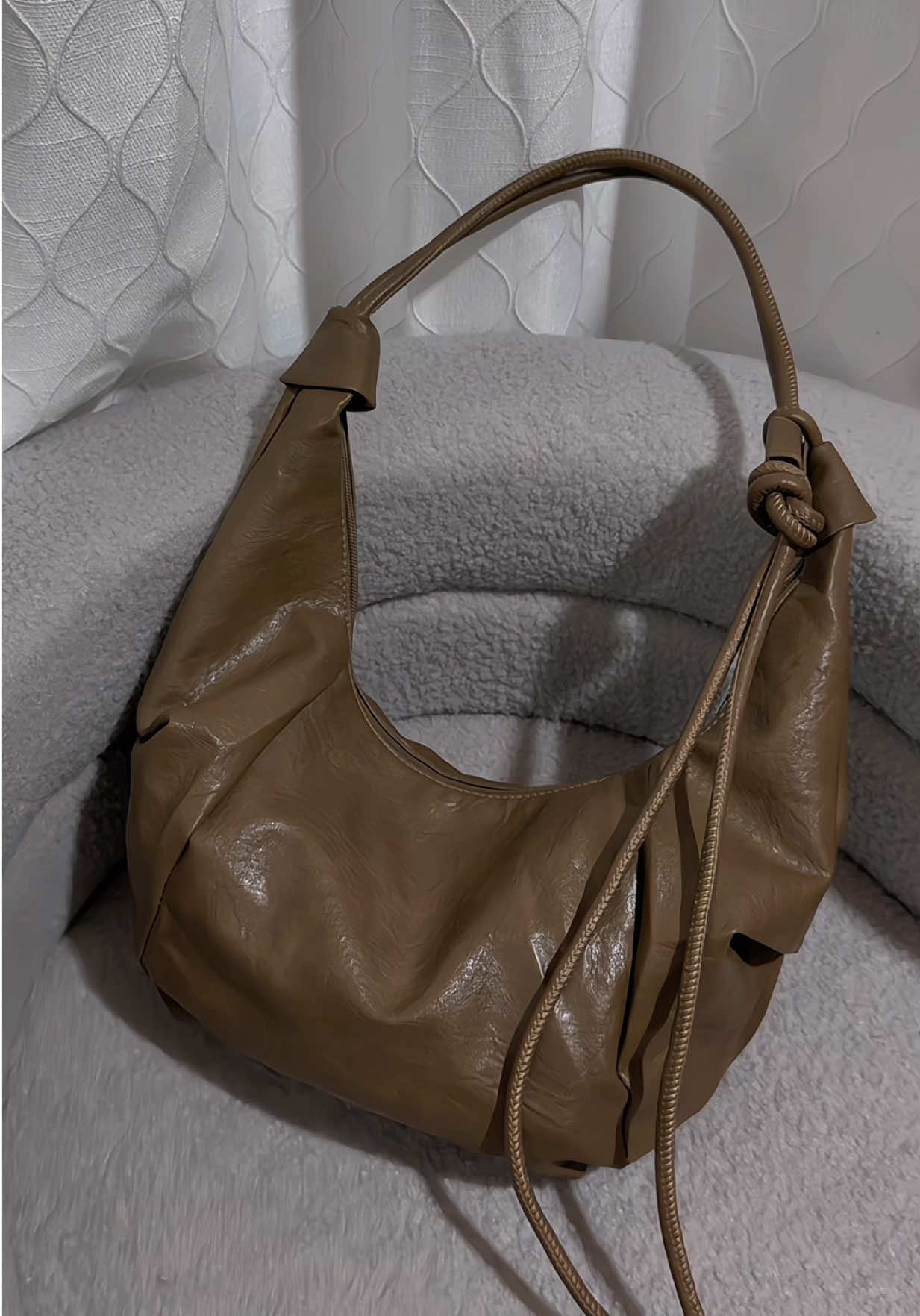 Effortless. Slouchy. Chic. 👜✨ #hobobag #chicbags #womensbag #tiktokbag #trendingbag 