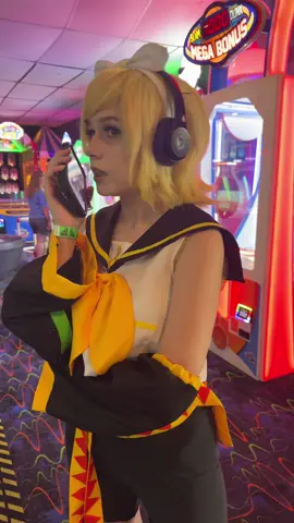 POSTING THIS CUZ I MISS CUPCAKE SMMMM @Cupcakke🔮 #kagaminerin #rinkagamine #vocaloid #vocaloidcosplay #mikucosplay 