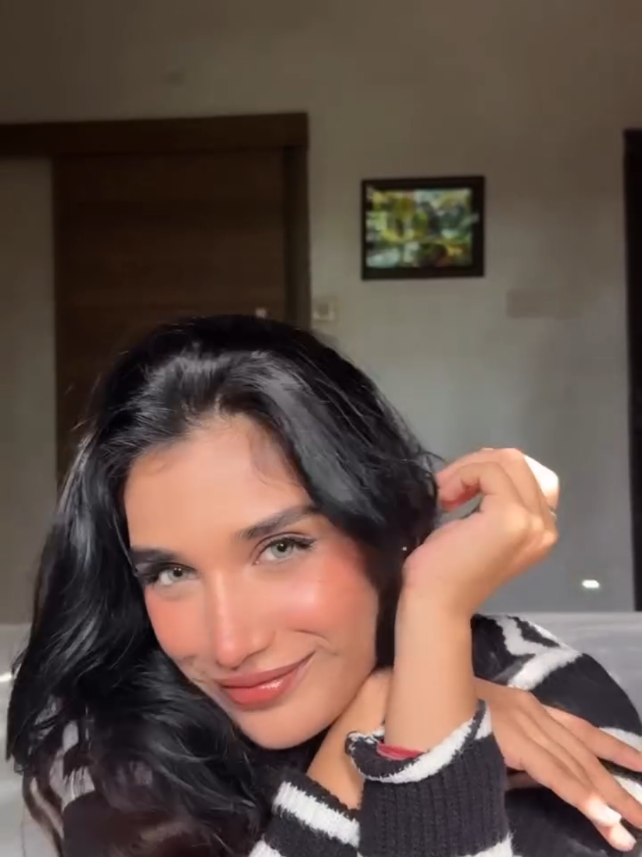 Your like OMG 💙 #shrutieee._ #transition  #GlowUp #makeuptransformation 