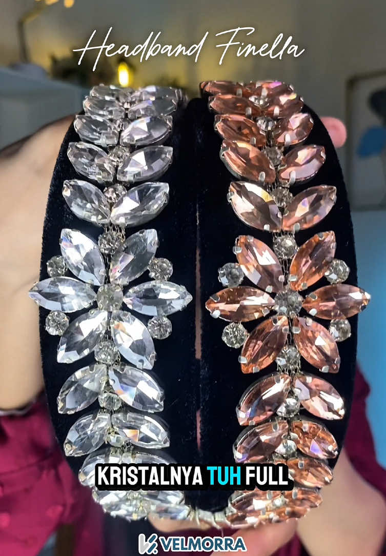 Mau ke pesta langsung jadi pusat perhatian dengan “Headband Finella” karna pancaran lampu malam dan kilau kristal dari Headband Finella ada perpaduan sempurna 😍❤️  Yuk gercep checkout di keranjang aku sekarang 🤗👇🏻✨ #headband #hairstyle #hairaccessories #aksesoris #bando 