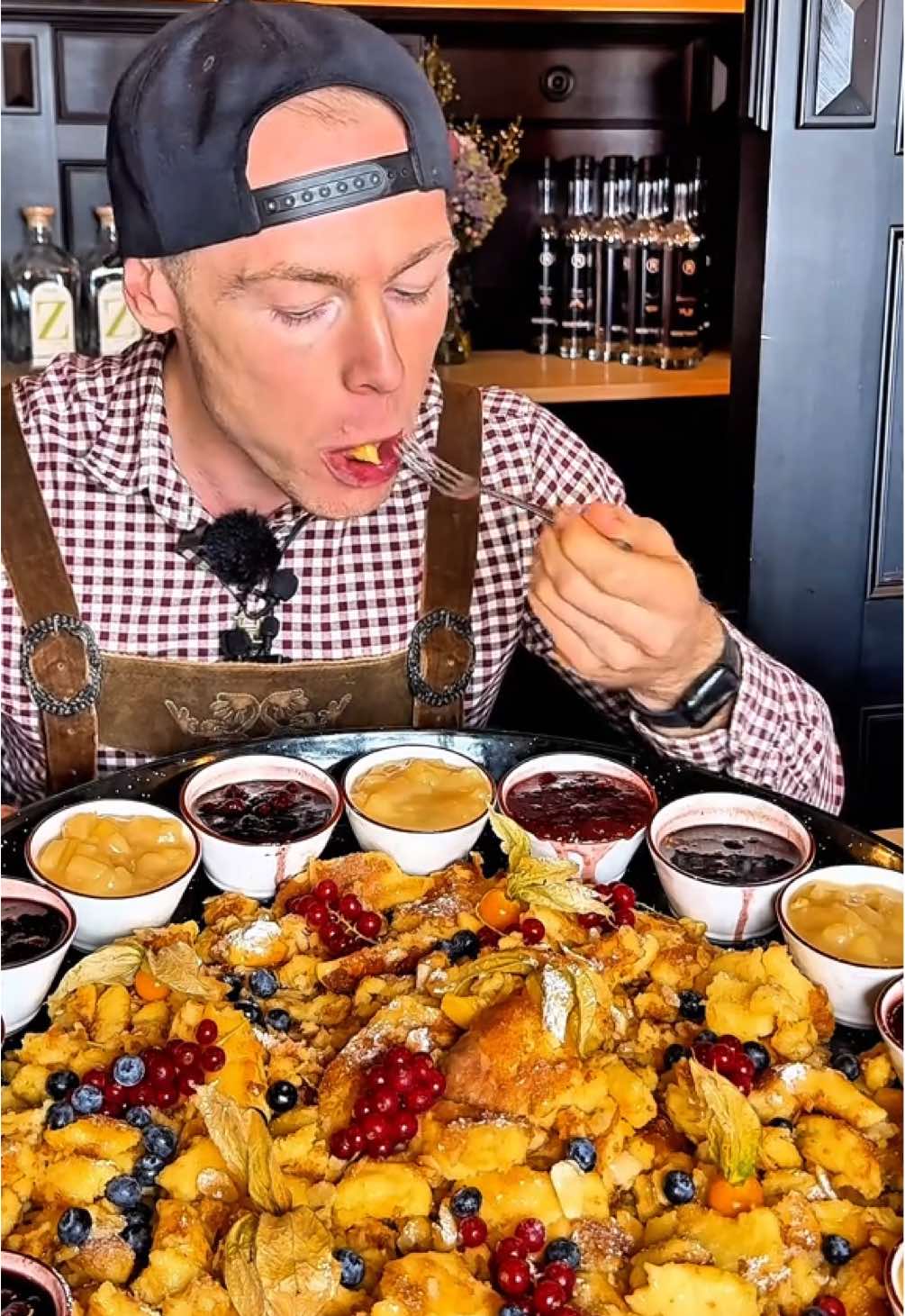 Ich versuche das unmögliche! 😳 7KG Kaiserschmarren 🤯 XXL Kaiserschmarrn Platte zum Geburtstag! 🎉🫃 Kiloweise Kaiserschmarrn mit Apfelmus, Zwetschgenröster, Vanillesauce und Puderzucker – das perfekte Oktoberfest-Dessert als nachträgliches Geburtstagsgeschenk und Ende unserer legendären Oktoberfestreihe im Jahr 2025! 🫃 Der beste Kaiserschmarrn für mich bisher im legendären haxengrill und ich freue mich schon auf die nächsten Reihen und vor allem auch auf das Oktoberfest 2026 mit neuen Highlights nächstes Jahr.🍮🔥 was war euer Highlight dieses Jahr auf dem Oktoberfest? #bigm #bigmeatsfood #Kaiserschmarrn #oktoberfest #münchen  