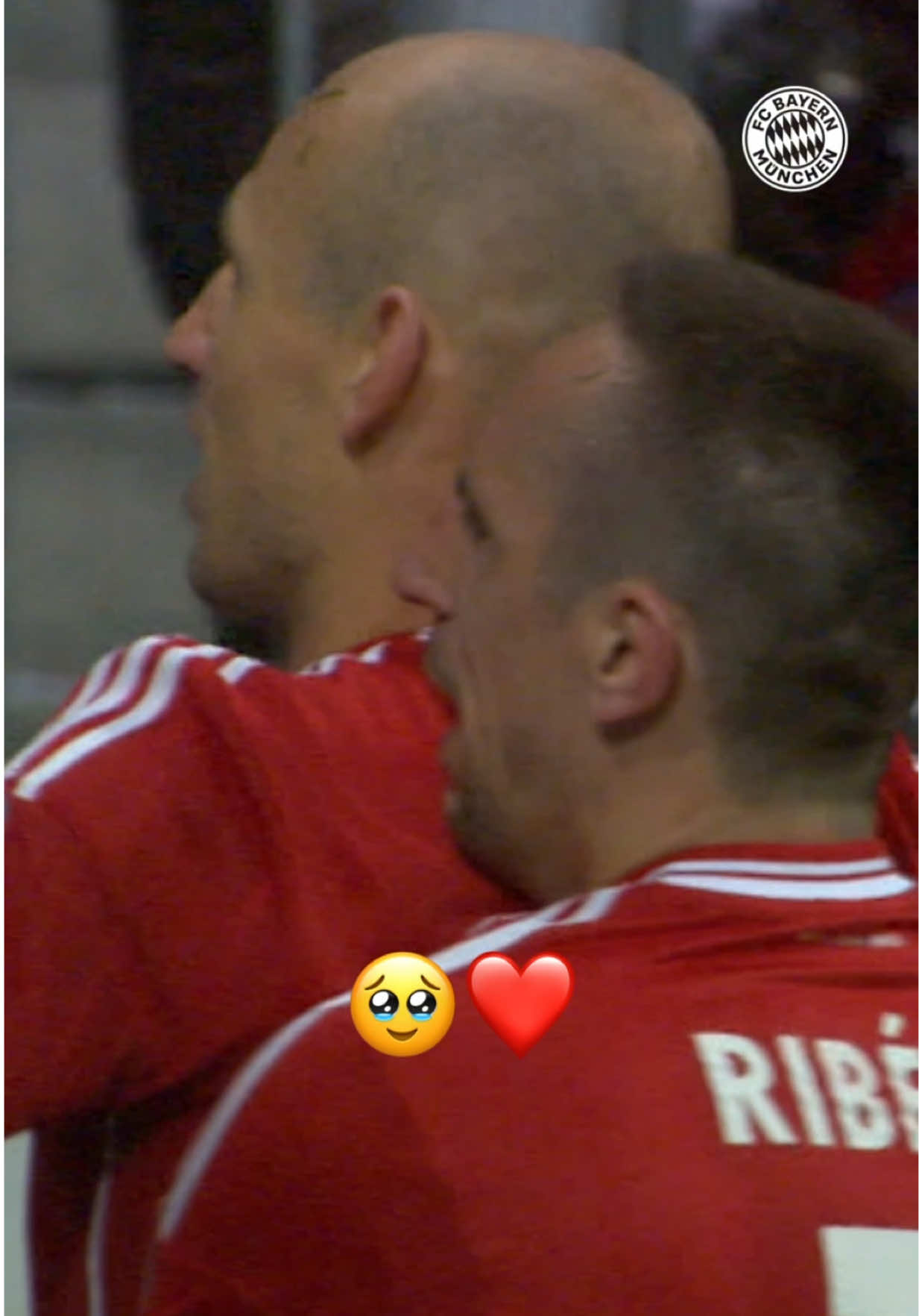 Find someone who hugs you like this. 🥹 Happy Robbéry-Day 7️⃣♾️🔟 #MiaSanMia #Robbéry #FCBayern #friendship 
