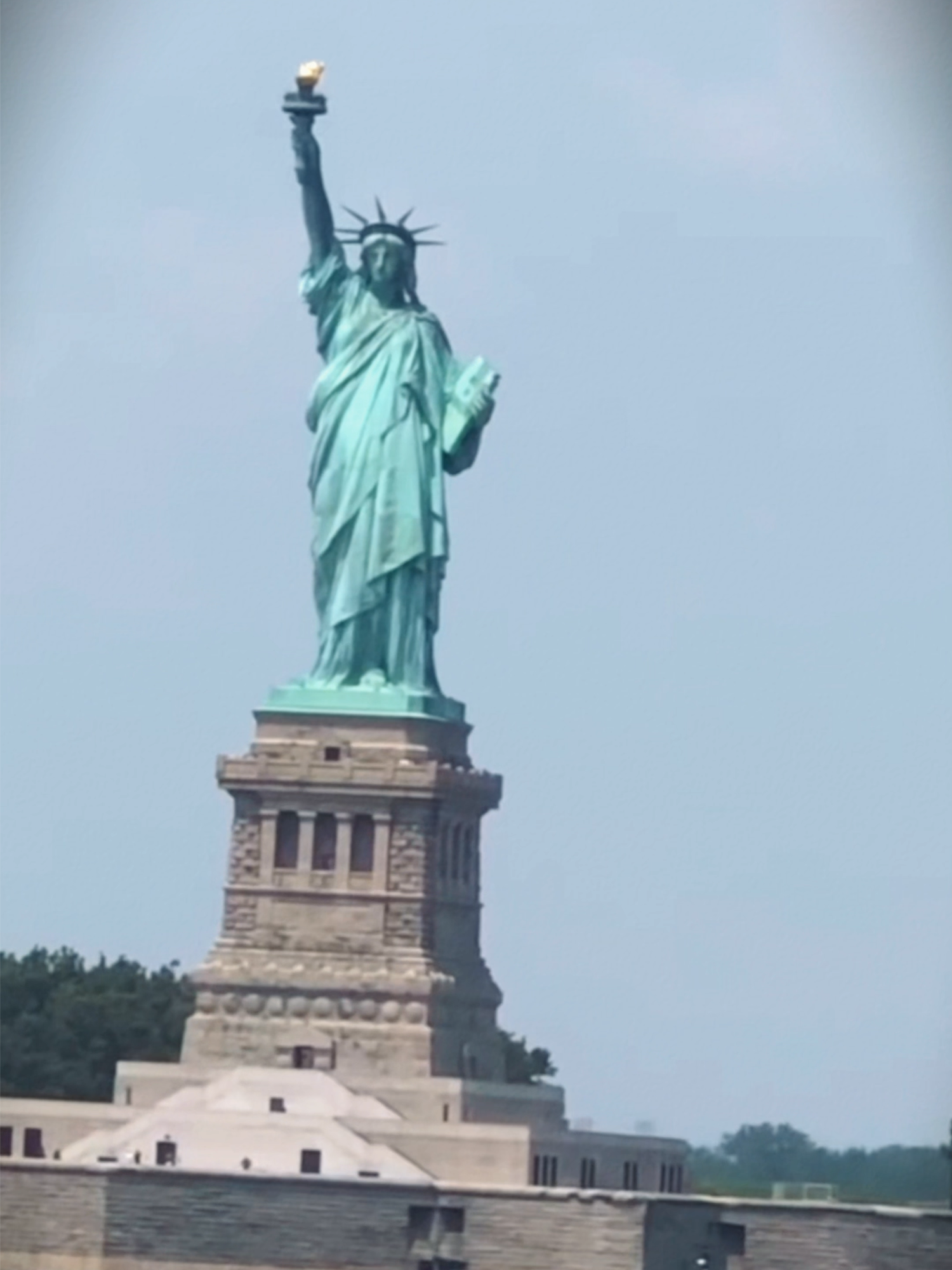 O que nunca te contaram sobre a Estátua da Liberdade (Teorias - Parte 1)...  Símbolo mundial da liberdade, mas e se sua origem escondesse segredos antigos? Há quem diga que sua inspiração vem de tempos muito anteriores à história moderna.  👉Comente o que você achou disso, já sabia de todas essas coincidências? #thiagolimaoficial #misterio #statueofliberty #curiosidades #fyp