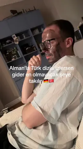Buna ancak bir Alman takılırdı zaten 😂😂😂  Yüz maskelerini çekip Aşk-ı Memnu izlemek tam bir Couple Goals aktivitesi değil midir bu arada 🤓 . . . . . . . . #aşkımemnu #internationalcouple #relationshipgoal #facecare #germany 