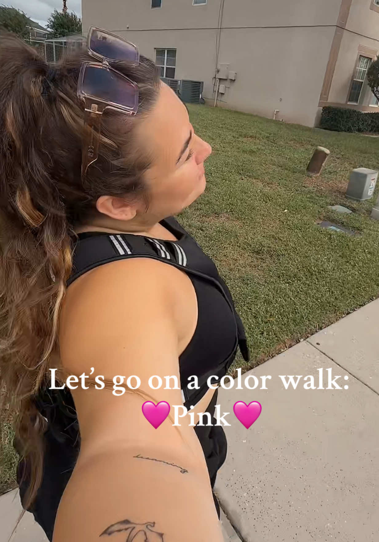 Neighborhood walk edition🩷🌸🌺🎀🦩  #colorwalk #hotgirlwalk #dayinthelife #challenge 