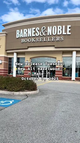 Which version of Mate did you get? 🤍📖 #newreleasetuesday  #alihazelwood #barnes #bookshopping #barnesandnoble 
