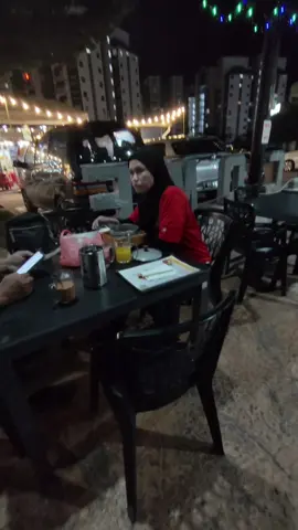 8/10/2025 ya Allah viral kan video aku ..sedang kan mak aku xpnh nk keluar dgn lky org. sedang kann bpk siap curangg an betina indo ,die sgguup marah aku pukul aku sbb betina ituuu ..smpai bilaa kita nk kumpul dosaa bpk kitaa. ckup lah bpk oiiii....aku sumpah kecewa sgt. 