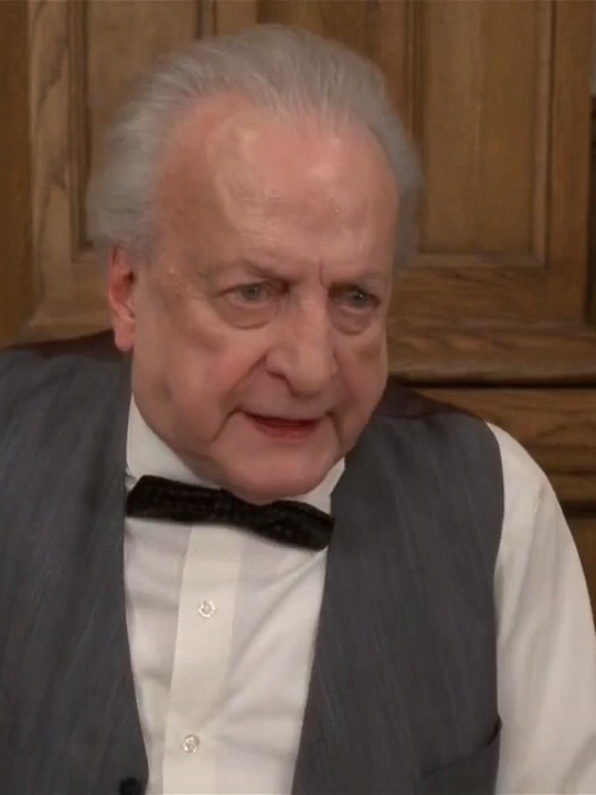 #science #biology #bible   Inherit the Wind (1999)  He was denied to use science, and he had the brilhient idea: use the Bible against the so called Bible expert.  The movie is based on the famous Scopes Trial https://www.youtube.com/watch?v=E2OcRhD-x8U&t=1302s  =============================== 📚 LIVRO MAIS RECENTE  Desinformação, infodemia, discurso de ódio, e fake news: Saiba o que são e como se informar online de forma saudável (2a edição) https://www.amazon.com.br/dp/B0FL41285T  ☕ Gostou do conteúdo? Apoie o canal com um cafezinho: https://buymeacoffee.com/jorgepires  Ou faça uma doação via PayPal: https://www.paypal.com/donate/?hosted_button_id=GDZCH6K9ELGYL  👨‍🔬 Sobre Jorge Guerra Pires Sou escritor e pesquisador independente, apaixonado por biologia, matemática e programação. Doutor em bioinformática, dedico-me a tornar a ciência acessível em cursos, blogs, livros e no meu canal do YouTube. Nos últimos anos, expandi minha escrita para além da ciência, explorando política, religião e ateísmo em séries como Ciência para Não Cientistas e Inteligência Artificial, Democracia e Pensamento Crítico. Hoje, após uma trajetória acadêmica em instituições como a USP, Fiocruz, UFBA e a Universidade de L’Aquila, concentro-me em produzir obras que unem ciência, crítica social e filosofia de forma clara e provocativa. Autor apaixonado por biologia, matemática e programação, dedica-se à divulgação científica e ao pensamento crítico. Seus conteúdos circulam por livros, vídeos, cursos online, blogs e redes sociais.  📚 Todos os meus livros: Amazon: https://www.amazon.com/stores/Jorge-Guerra-Pires/author/B09QJXMG1F  Google Books (coleção completa): https://play.google.com/store/books/series?id=rqM0HAAAABCbvM  Amazon (coleção completa): https://www.amazon.com/dp/B0CW17VCQL  🌐 Linktree (acesso rápido a tudo): https://linktr.ee/jorgeguerrapiresphd  📱 Redes sociais Blue Sky / X (Twitter sem toxidade): https://bsky.app/profile/jovempesquisador.com  📢 Licença dos vídeos Todos os vídeos deste canal são licenciados sob CC BY 4.0, como os da Wikipédia. Atenção: vídeos de terceiros não estão automaticamente sob essa licença. Verifique sempre a fonte e os direitos antes de reutilizar. ==== Podcast: eu uso a tecnologia NotebookLM (IA) para gerar episódio de podcast.