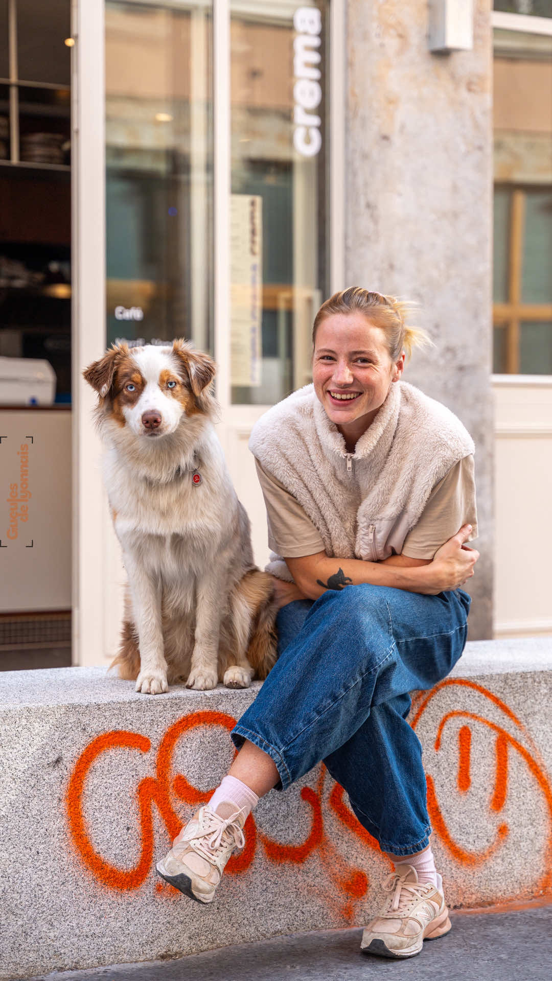 Happy, 10mois, Berger Australien Vigile chez créma coffeeshop 📍 13 rue du mail, 69004 Lyon  Super coffeshop qui a ouvert depuis peu sur Croix-Rousse, ambiance détente avec des beaux et bons produits !  Je vais y retourner pour tester le lunch ! C’est juste en face de la fameuse boulangerie les Artistes  Si vous voulez la recette du cheesecake, faut aller sur place directement le goûter ! #coffee #aussie #puppy #socute 