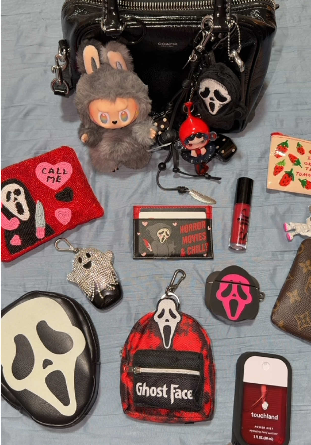 Heres the bag im using today ❤️👻   @Coach cube rouge20 #bagoftheday #coach #whatsinmybag 