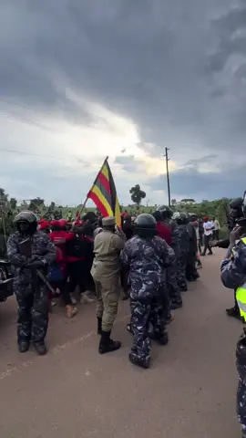 After failing to stop us from entering Mubende, police attempted to arrest us, using electric tasers on us and acting with utter impunity. #FreeUganda 