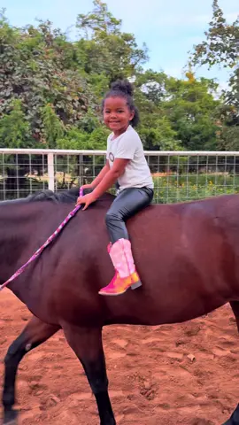 Our girl Gianna is back in the saddle! After a small scare a few months ago, she’s shown so much courage getting back on and trusting the horse again. We couldn’t be prouder of her! Real cowgirls fall down, dust off, and ride again — and that’s exactly what she did. ❤️🤠 #cowgirlup #ridinglessons #horses #oklahoma 