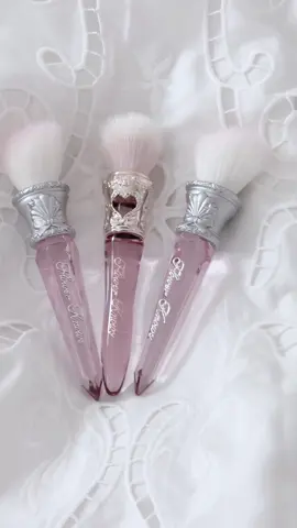 ˚₊‧꒰ྀི  got myself the cutest brushes ever from ˚₊‧꒰ྀི flower knows ꒱‧₊˚ and  loooovvveee them sooo muchhh ₊˚⊹♡₊˚ ⋆｡‧˚ʚ🍓ɞ˚‧｡⋆ #flowerknows #makeuplover #cutefinds #brushset #aesthetic