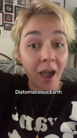 Hear me out, please. @PIGGYinthePINK🌸🐖  #chickens #backyardchickens #de #diatomaceousearth 