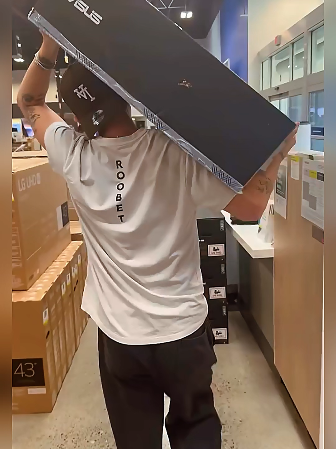 He bought his new monitor with just one goal kekw #kickstreaming #kickstreamingplatform #monitor