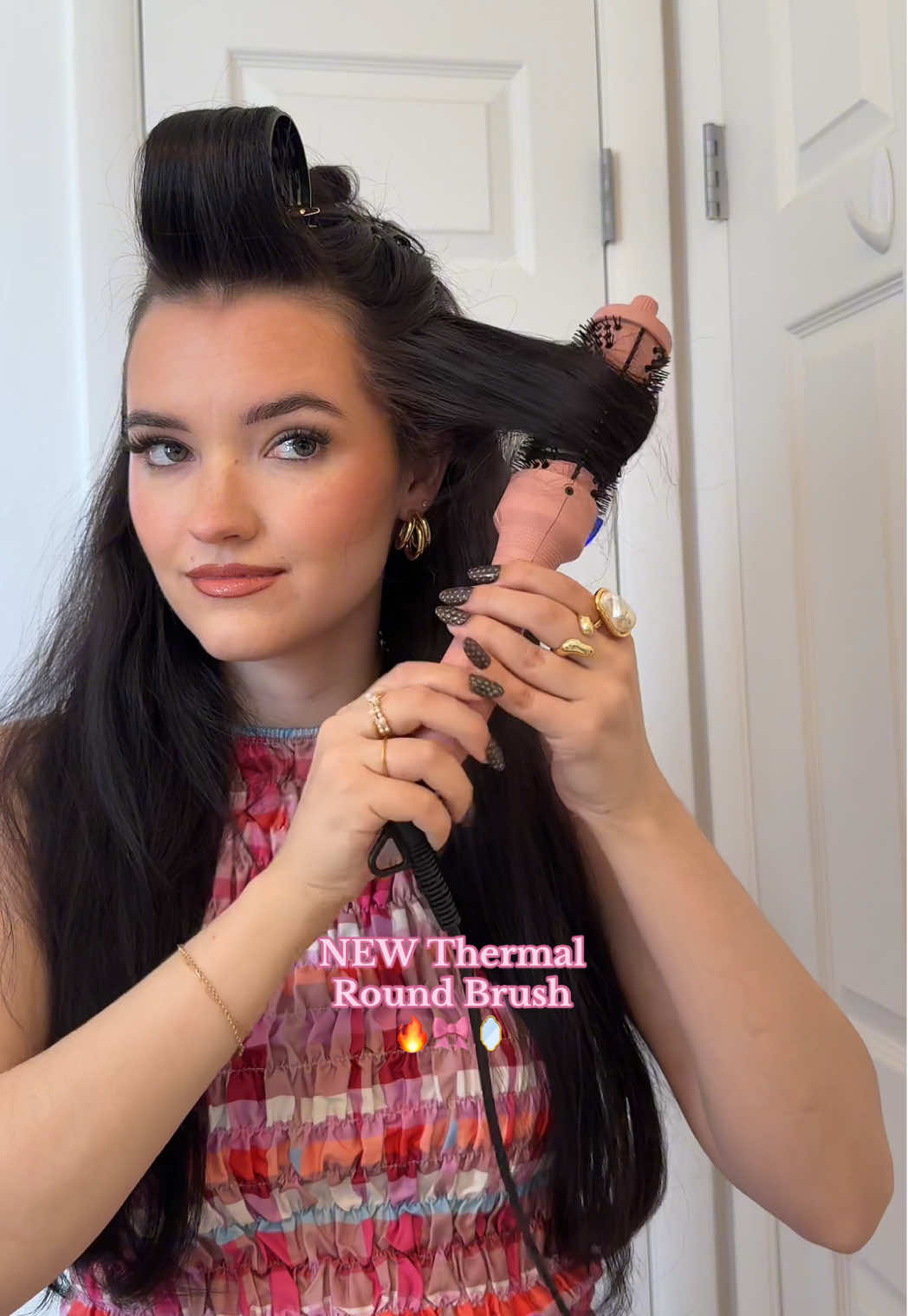 Say hello to our NEW Volumizing Thermal Round Brush! Achieve a fresh-from-the-salon look at home, whether it’s a ‘90s blowout, sleek strands, bouncy bangs, or soft curls, the 1.5