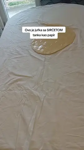 Ovo je jufka sa sircetom...imate zakačen video,gdje sam pokazivala kako mijesim tijesto za pite.Moje brašno nije prve klase....kupujem vreću od 25 kgnajJEFTINIJE,koje bude u tim trenutku na polici.Samo gledam da je tip 500 ili tip 400 700g brašna 400ml vode kašika sirceta9% kašika ulja so #jufke #pita #bosna #Bosanka #tradicija