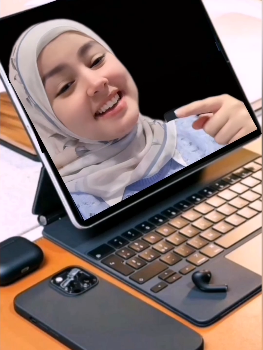 الكلمات الجميلة الصادقة تستوطن القلوب والوجوه البريئة تستوطن الذاكرة دع شيئاً منك يتحدث عنك حين تغيب، حفظكم الله 🫵