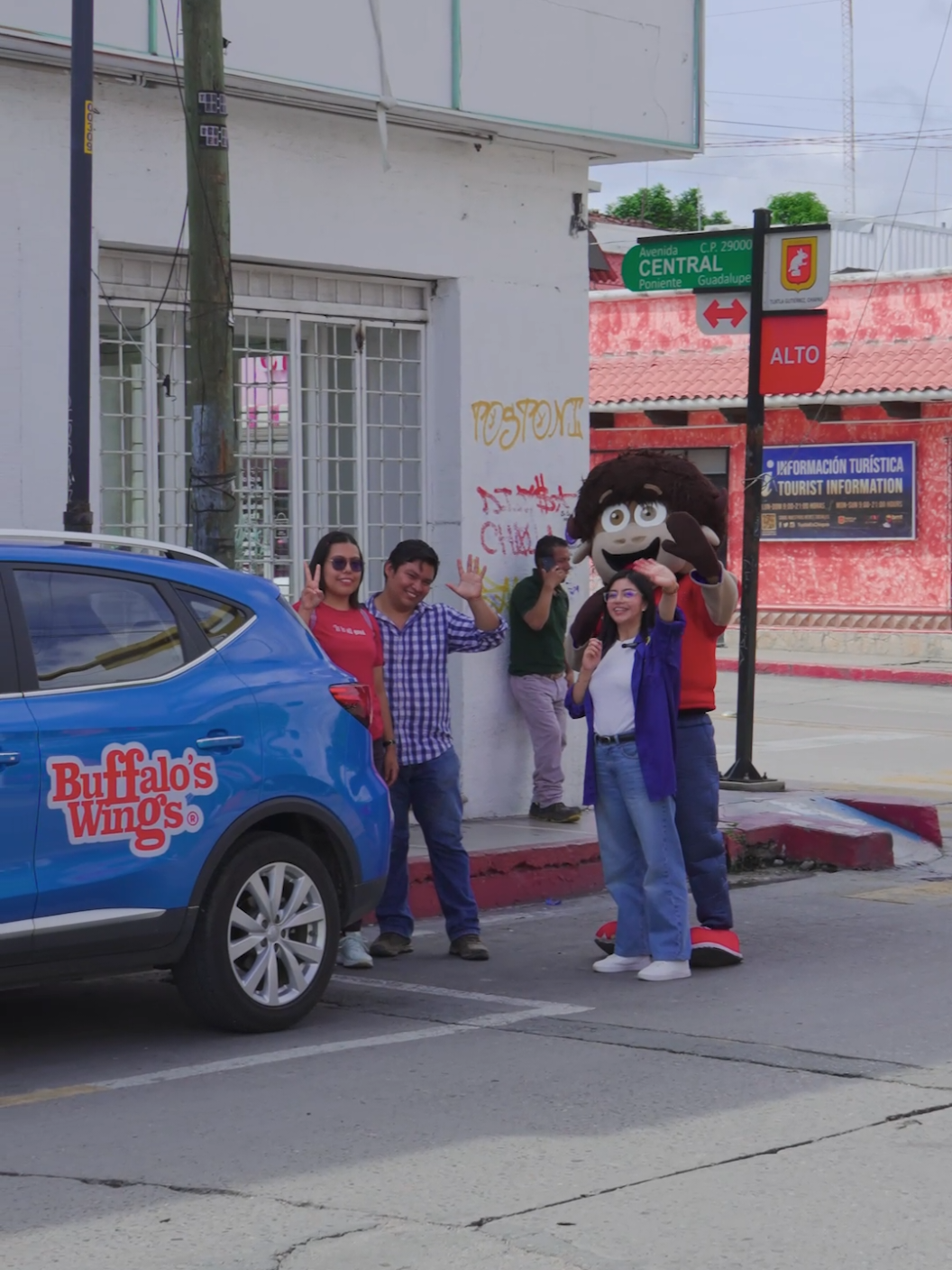 Regalando Alitas en el parque de la Marimba en Tuxtla Gutiérrez  🍗🫶🏽 ¿Quién será el próximo?, muy atentos si encuentran a Buffalin en la ciudad 🏙 📌 Encuéntranos en Vía Park, Boulevard Doctor Belisario Domínguez, Fracc. Arboledas 🍗🍗 #regalo #gratis #alitas #comida #tuxtlagutierrez #chiapas #tiktok #viral #paratiiiiiiiiiiiiiiiiiiiiiiiiiiiiiii #fyp 