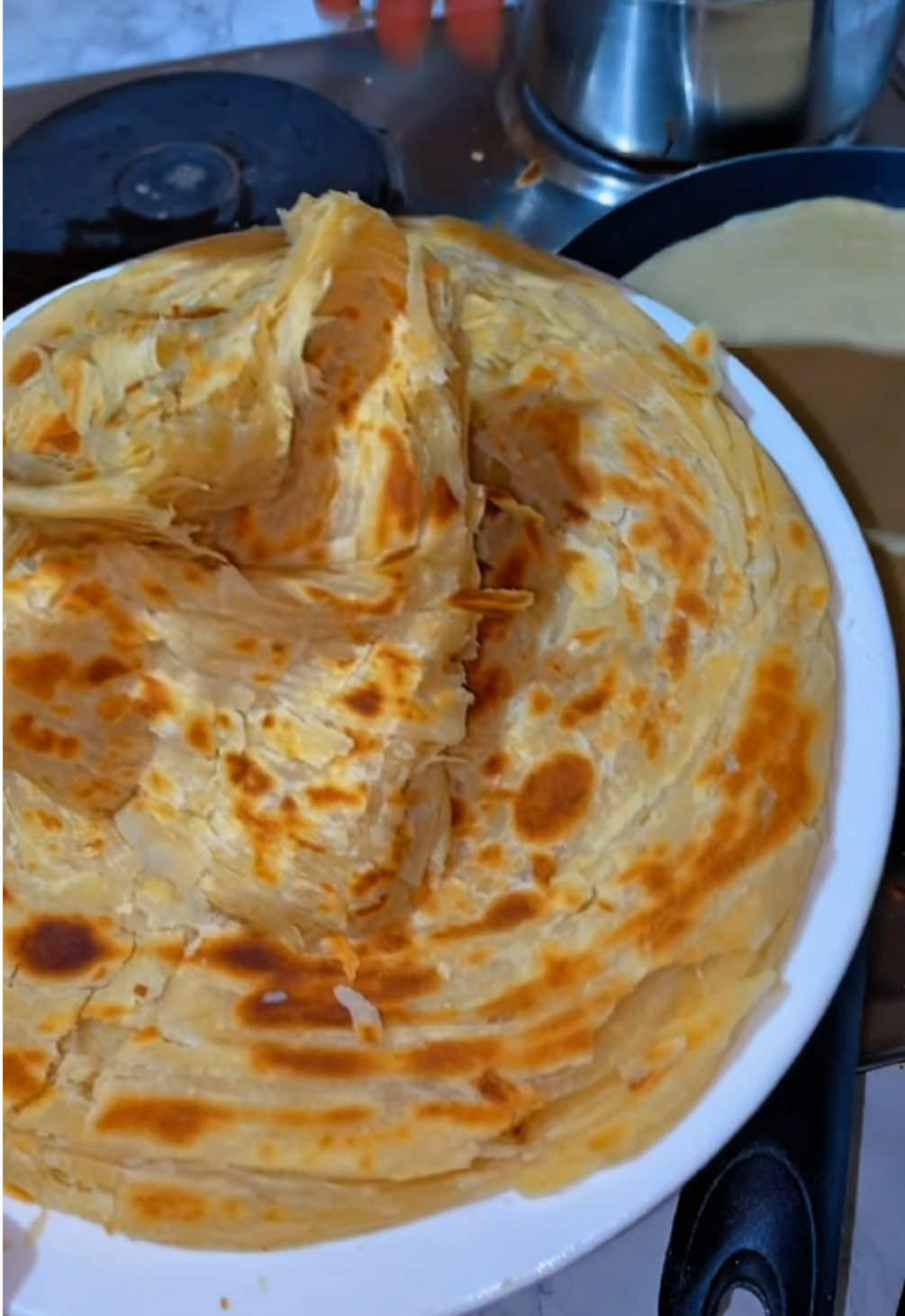 *chapati* Unga kilo 1 Mafuta vijiko 3-4 vya kulia Sukari vijiko 3 vya kulia (kama unapenda chapati ya chumvi zaidi punguza sukari) Chumvi kijiko 1 cha chai Maziwa ya unga vijiko 3-4 vya kulia (sio lazima ila inaleta ladha nzuri zaidi na rangi nzuri) Maji vikombe 2-3 kisia na unga wako Samli ya tabaka (vijiko 4 samli na 3 mafuta) #CapCut 