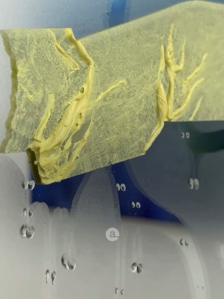 Jochen Mühlenbrink’s (@jochenmuehlenbrink) STILL (Lifes and Dreams) reimagines classical Trompe-l’œil with a conceptual, contemporary twist. Spanning twenty years of the German artist’s work, the show moves from fogged glass illusions and peeled tape to mirrored surfaces that draw the viewer into the frame. With wit and precision, Mühlenbrink turns stillness into a dream state—where the ordinary blurs, and perception slips into play. On view at Long Story Short (@longstoryshort.nyc) through June 15. Interview captured by @joshuabgeyer #art #artista