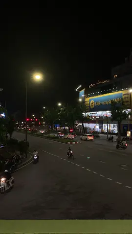 Tình yêu không phải là những lời hứa hẹn hoa mỹ, càng không phải là những phút giây ngọt ngào nhất thời. Tình yêu là khi bạn chọn ở lại, dù người kia chẳng còn hoàn hảo như ngày đầu. Là khi bạn bao dung cả những vết thương cũ, cả những nỗi sợ không tên, và vẫn nhìn họ như điều đẹp đẽ nhất trong cuộc đời mình. Chúng ta yêu không phải để tìm một ai đó hoàn hảo, mà là để học cách yêu một người không hoàn hảo theo cách hoàn hảo nhất có thể. Tình yêu thật sự là khi hai người, giữa cả trăm ngàn lựa chọn, vẫn chọn nhau mỗi ngày#xh 