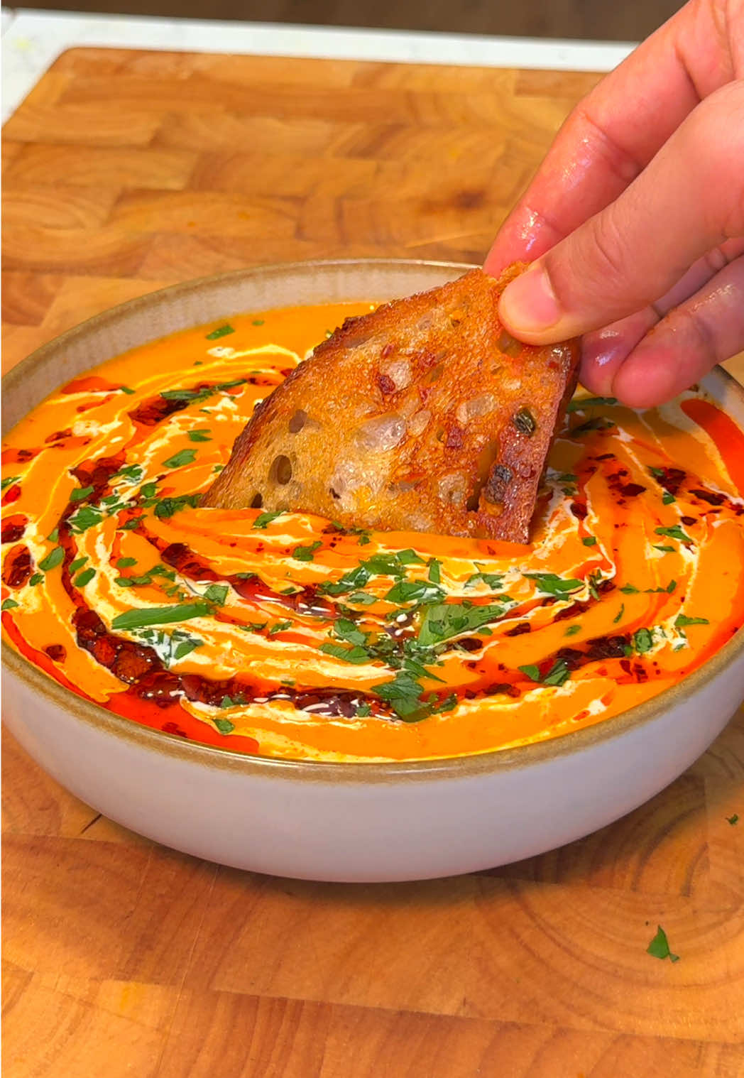 Roasted butternut squash soup 🥣✨ What you’ll need: 🎃 Butternut squash 🧅 Red onion & bell peppers 🧄 Garlic & ginger 🍅 Tomatoes or cherry tomatoes 🥥 Coconut milk + veggie broth 🌿 Thyme, rosemary, paprika, cumin, black pepper & chili oil Roast everything until golden and soft, blend with broth and coconut milk for a silky, cozy soup. Garnish with fresh cilantro and a drizzle of coconut milk — pure comfort in a bowl 🙌 𝐅𝐔𝐋𝐋 𝐑𝐄𝐂𝐈𝐏𝐄 𝐎𝐍 𝐌𝐘 𝐁𝐋𝐎𝐆 𝐃𝐫𝐯𝐞𝐠𝐚𝐧𝐛𝐥𝐨𝐠 𝐝𝐨𝐭 𝐜𝐨𝐦 (𝐋𝐈𝐍𝐊 𝐈𝐍 𝐌𝐘 𝐁𝐈𝐎)  #soup #healthy #pumpkinsoup #EasyRecipe #vegan                          