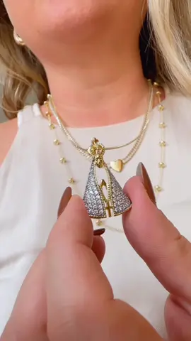 ✨ Ela é luz, proteção e amor em forma de joia! ✨ O Dia de Nossa Senhora Aparecida está chegando, e esse colar é simplesmente um presente que emociona! 💙 Com corrente de 60cm, ele tem o comprimento perfeito para destacar o pingente cravejado em zircônias e o manto azul aplicado em ródio, que traz aquele brilho elegante e sofisticado. Uma semijoia com cara de joia, feita pra quem valoriza fé, beleza e detalhes ricos que encantam. 🙏💎 💫 Tenho certeza que você conhece alguém que amaria receber essa joia de presente — ou que merece se presentear com essa energia linda! 👉 Garanta o seu agora no www.keilavaz.com.br #NossaSenhoraAparecida #ColarNossaSenhora #SemijoiasDeLuxo #SemijoiaComCaraDeJoia #ColarDeFé       