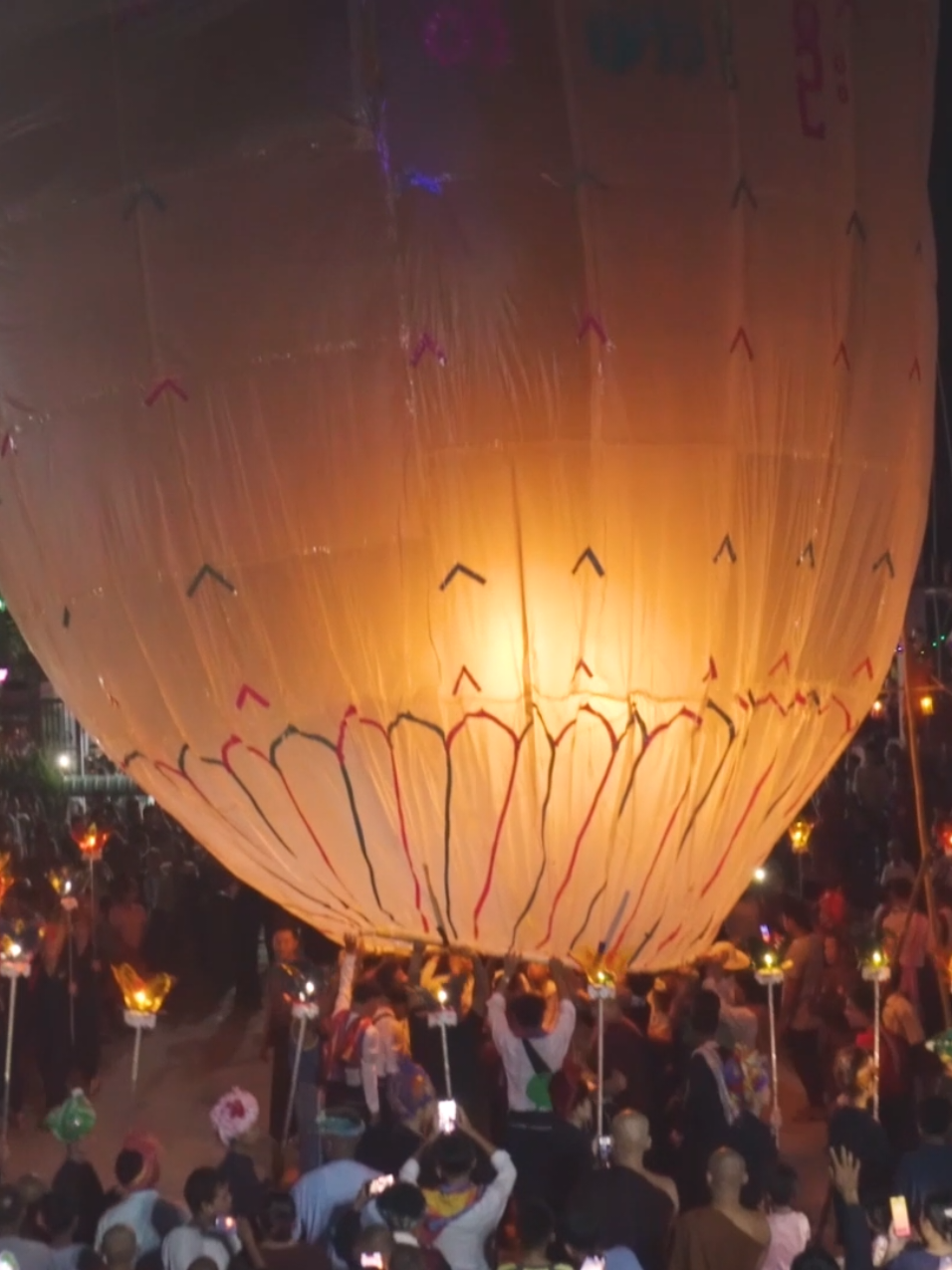 ဇရပ်ကြီးမြို့ သီတင်းကျွတ်လပြည့်ည မီးပုံပျံလွတ် မီးကြာခွက်လှည့် အမှတ်တရ #ဇရပ်ကြီးမြို့ #ပအိုဝ်းမလေး  #focusbyyemyat #