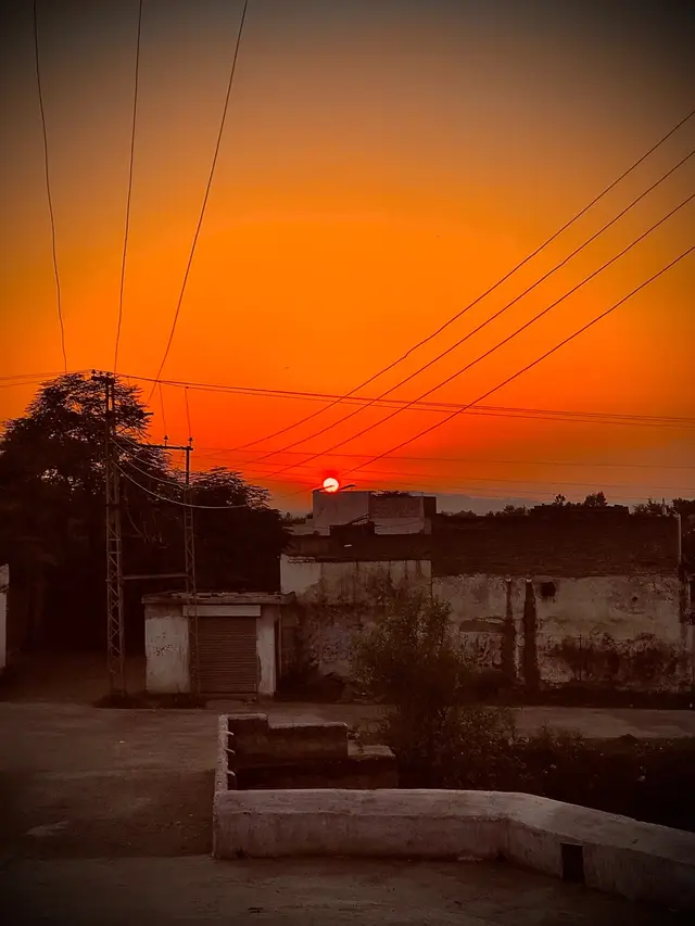 چی می مینه خدای په ته باندی پیدا کړه ترکه ما په هغه ورځ خپله رضا کړه اوس ده ستا رضا جفا کړی که وفا کړی ما دا ستا جفا قبوله په وفا کړه دوا یاران به دا رنګ نه وی چا لیدلی چی به یو ورته کنځل که بل دعا کړه عاشقان دا یار تر سپو هم خاریږی کینی ما دا راقیبانو سه پروا کړه زه رحمان چیستا ده حسن ثنا خوان شومه ستا لا رويه درست جهان زما ثنا کړه