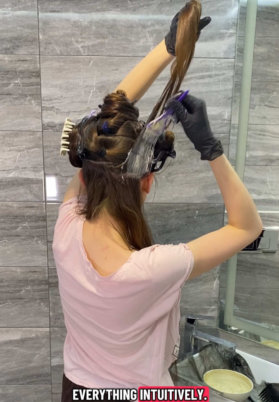 Dyeing my long hair at home 🎨 #hairtok #haircare #hairdye #haircolor #hair 