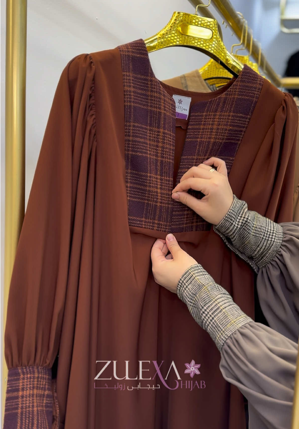 ⁨	یەکێکیتر لە مۆدێلە زستانە تایبەتەکانمان 😍❄️ تێکەڵکردنی بوکڵە & کوبرای چوار وەرزەی ئەندەنووسی بە دیزاین و وردەکاری تایبەت و ناوازە👌🏻 لە هەمووی تایبەتر ڕێکخستن و تەنسیقاتە نایابەکەی ڕەنگەکانی!!😍 ************ موديل شتوي مميز آخر  من تشكيلتنا 😍❄️ قماش بوكلة وكوبرا إندونيسية للفصول الأربعة بتصميم وتفاصيل فريدة 👌🏻 والأهم من ذلك تنسيق الألوان الرائع!😍⁩