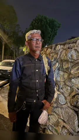 Insan yang hebat!!! MANA KELIBAT ZRA? DI SAAT keriuhan sambutan dan laungan keperwiraan di KLIA tadi, saudara kami Tn Hj Zainal Rashid Ahmad pulang secara senyap-senyap ke rumahnya. Airmata kami semua berlinangan bila memeluk lelaki berusia 58 tahun ini tadi di rumahnya tengah malam tadi. Tubuhnya makin kurus, riak keletihan tidak dapat digambarkan dengan kata-kata. Tapi itulah ZRA. Dia tidak minta sanjungan, kata-kata pujian semua itu.  Jangan ganggu dia. Dia telah laksanakan apa yang dia percaya dan perjuangkan selama ini. Dia serahkan semuanya pada Allah yang maha Esa. Dia ingin kembali sebagai insan biasa seperti mana hari-hari sebelumnya. Jangan buang masa memuji dan menyanjungnya. Percayalah, dia tidak mahu semua itu! SAK 12:53 pagi. Foto dan penulisan perkongsian dari abang Syahril A. Kader #malaysia #sumudflotilla #palestine #fyp 