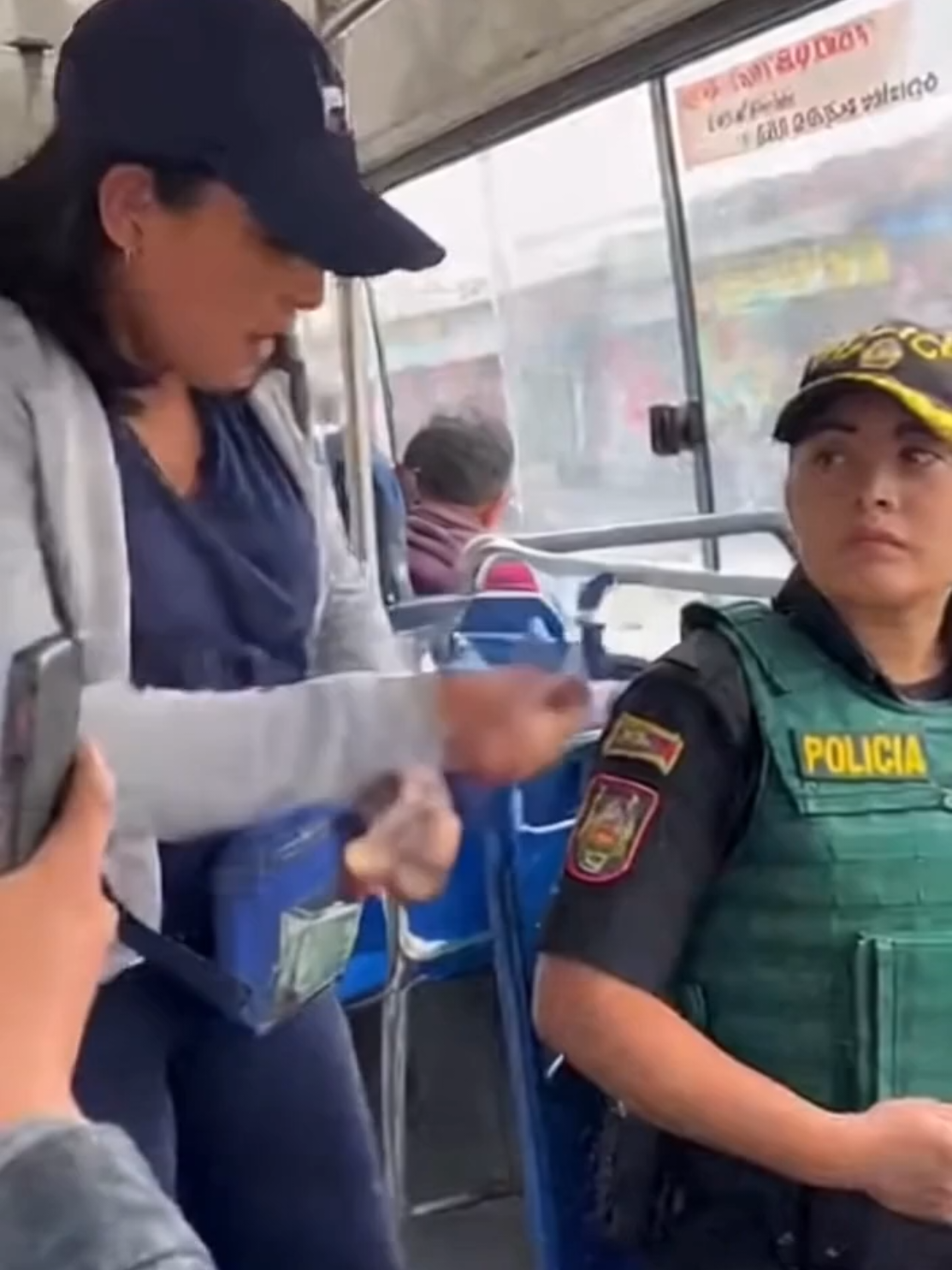 Si asi se mueve la poli por 2 soles no me quiero imaginar por 10. 🤣🤣🤣 #Viral #Divertido #Lady2soles #PoliciaPeruana #pnp 