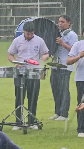Pero ni la lluvia ☔️ detuvo la ejecución del timbal Jaguares Music Band de Santa Ana #viral #lluvia #festival 