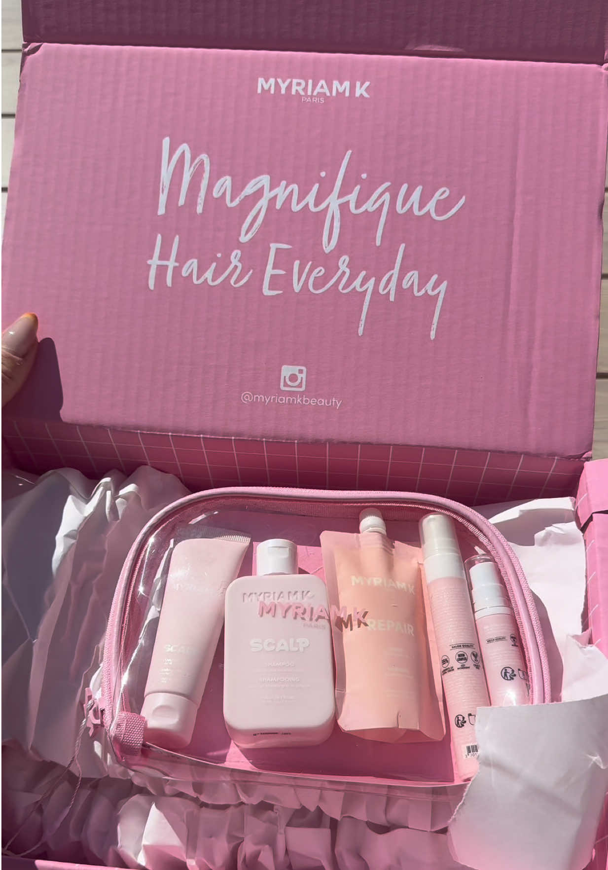 💖 J’ai reçu mon kit découverte Myriam K Paris ! 💖 Livraison ultra rapide 🚚✨ et packaging canon 😍 Dans cette trousse trop chic : tout pour purifier ton cuir chevelu, réparer tes longueurs et redonner un vrai glow à tes cheveux ✨ 🌸 Shampoing Scalp purifiant 🌸 Soin apaisant Scalp 🌸 Masque & Crème Repair nourrissants 🌸 Spray thermo-protecteur qui sent divinement bon C’est la collection complète pour des cheveux brillants, légers et plein de vie 💕 Franchement… coup de cœur total 😍 🛍️ Clique sur le panier orange pour découvrir la gamme 💖 #myriamkparis #haircare #soincheveux #routinecheveux #unboxingbeaute     