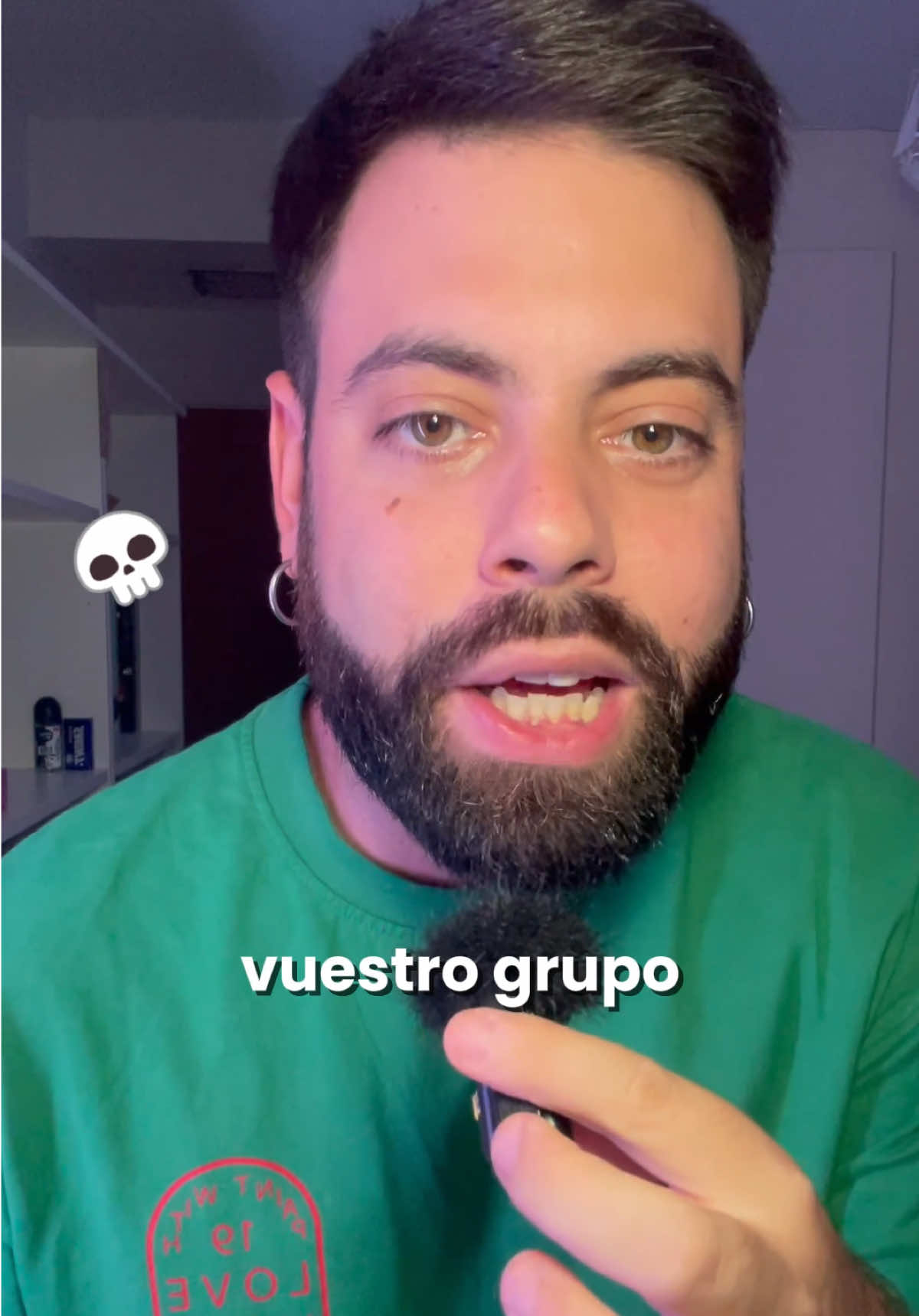 El último en pie del grupo y otras cosas de amigos. Hay cosas de amigos que te hacen pensar más de la cuenta. Esa típica noche en la que alguien suelta una frase random y de repente todo el grupo se queda en silencio, mirándose, como si hubiéramos descubierto el sentido de la vida. A mí me pasó el otro día: entre risas, copas y conversaciones sin sentido, acabamos hablando de quién sería el último en quedar del grupo. Sí, esa persona que aguanta todo, que sigue organizando planes cuando ya no queda nadie más para apuntarse. Son cosas de amigos, pero de esas que te dejan dándole vueltas. Porque en cada grupo hay uno que llega el primero, otro que se va antes y otro que parece inmortal. Y lo mejor es que todos lo saben sin decirlo. Son esas cosas de amigos que mezclan humor con un poco de nostalgia, las que nos recuerdan que, al final, lo importante no es quién dure más, sino lo que vivimos juntos. Y eso también son cosas de amigos: reír, pensar demasiado y seguir haciendo el tonto aunque el tema se ponga profundo.