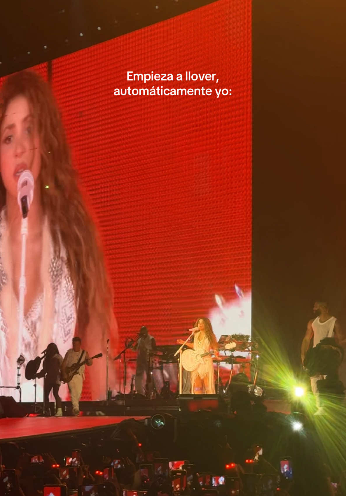 EL CIELO ESTÁ CANSADO YA DE VER, LA LLUVIA CAEEEEEEER🗣️ #shakira #lmynlworldtour #lasmujeresyanolloran #conciertoshakira 