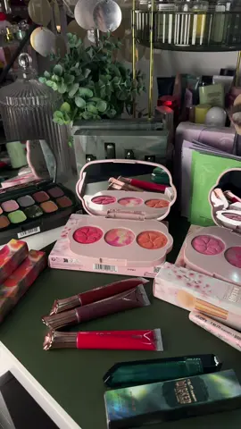 u outdid urself ari like this is sooooo pretty @r.e.m. beauty #rembeauty #rembeautywicked #rembeautywickedcollection #rembeautyxwicked #arianagrandemakeup 