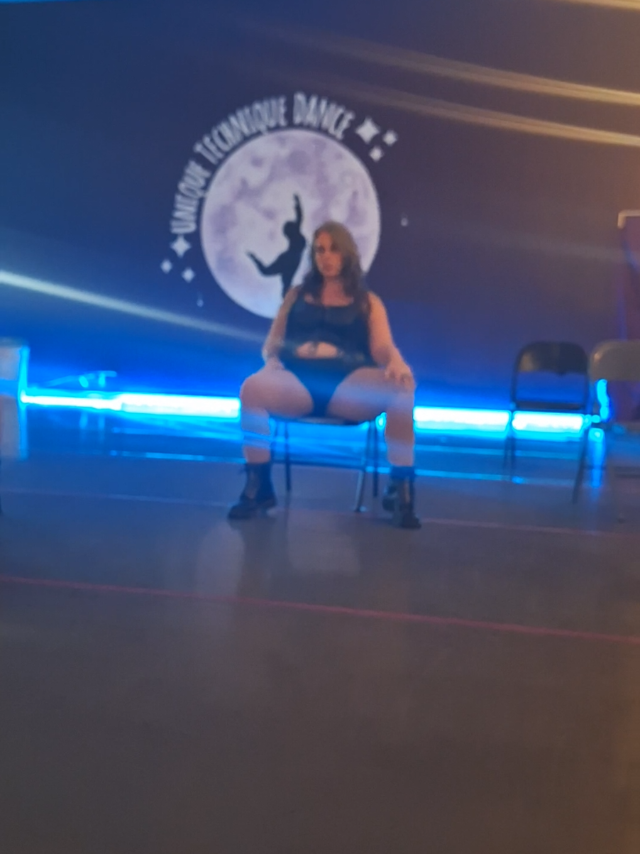This chair dance gives the baddest bitch energy 🔥👅